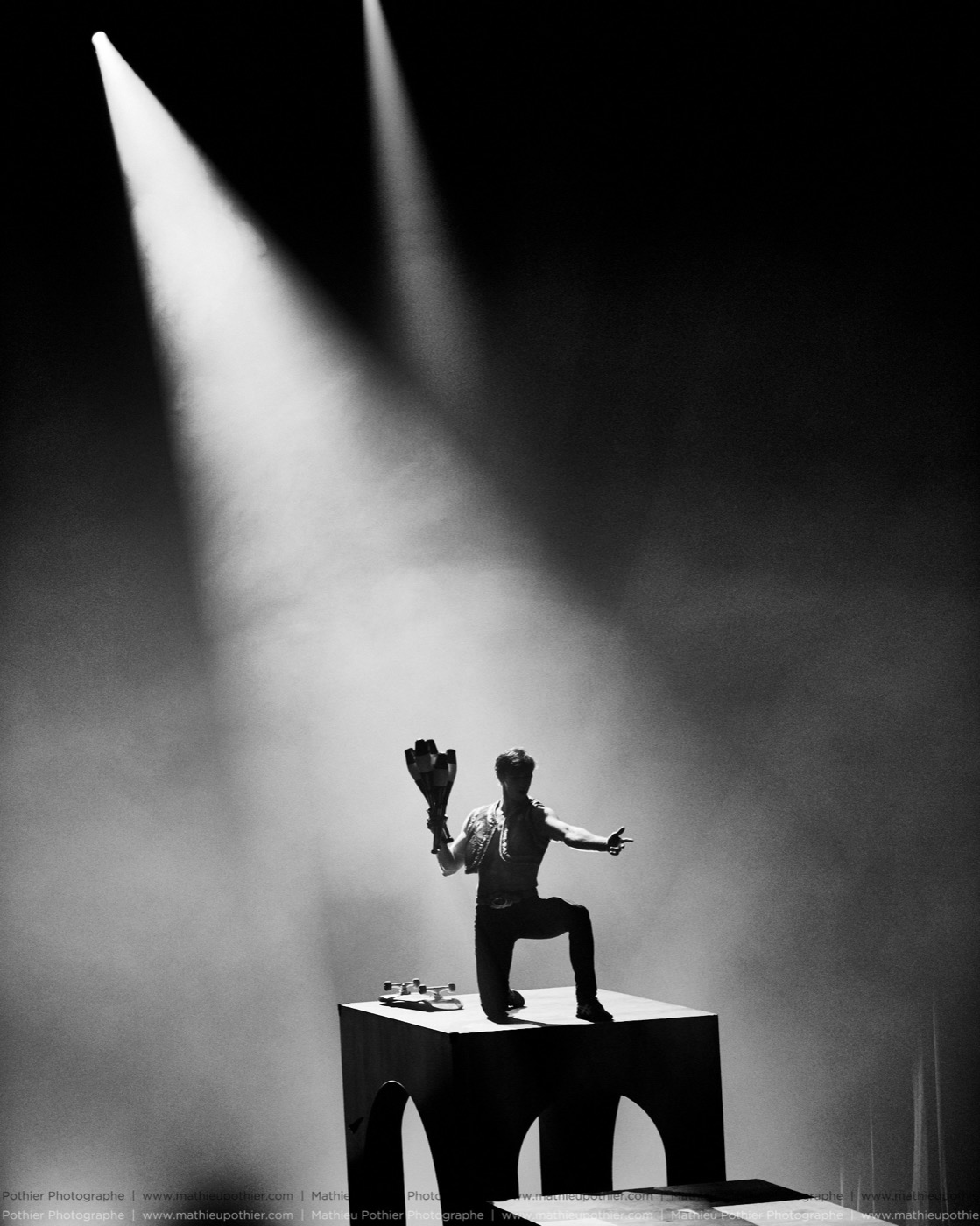 Louis-Philippe Jodoin en silhouette sur une estrade, spectacle de fin d'année