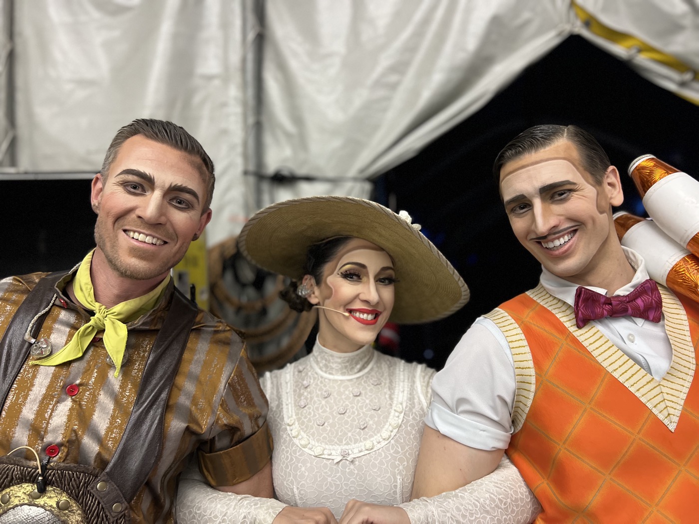 Louis-Philippe Jodoin en costume avec deux autres artistes de cirque